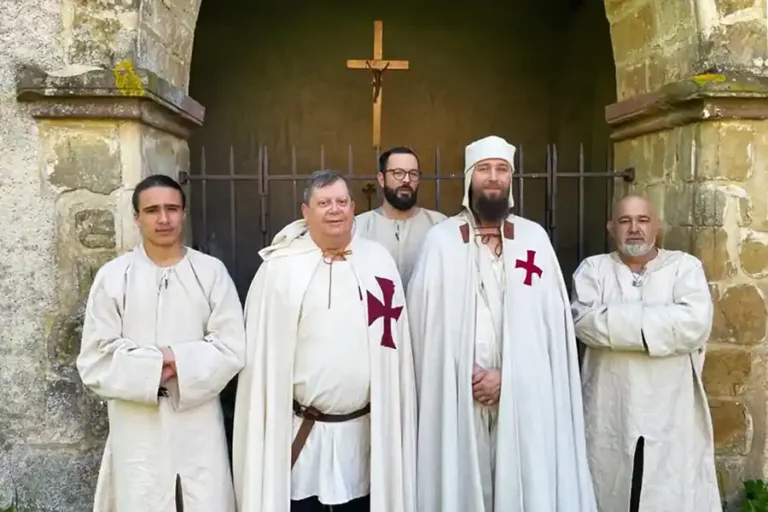 L'interview d'un Chevalier Templier, Membres-de-l'ordre. Le-Maitre-portant-la-coiffe-Tenue-12e-siecle